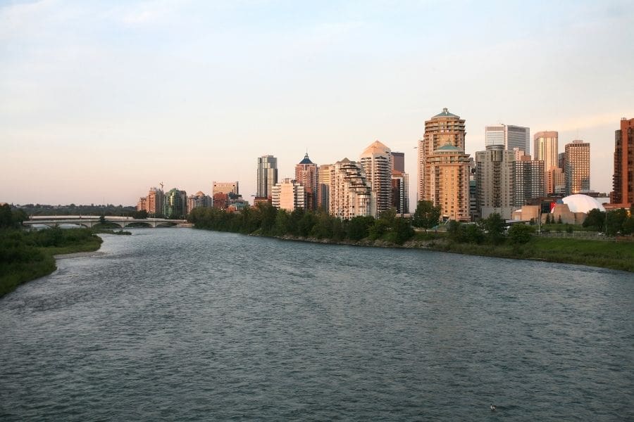 The view of downtown Calgary from across the Bow River, near Eau Claire and Prince’s Island Park. This area connects easily to vibrant neighbourhoods like Beltline, Downtown West End, and East Village—some of the best Calgary neighbourhoods for renting, especially for professionals and students.

