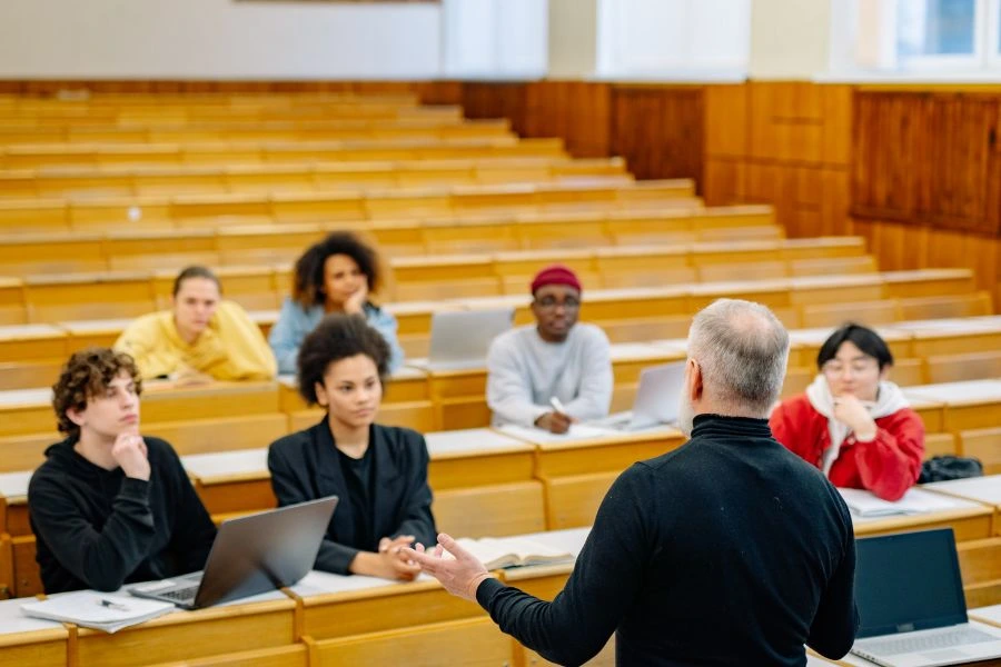  University students are having a class discussion with a professor. 
