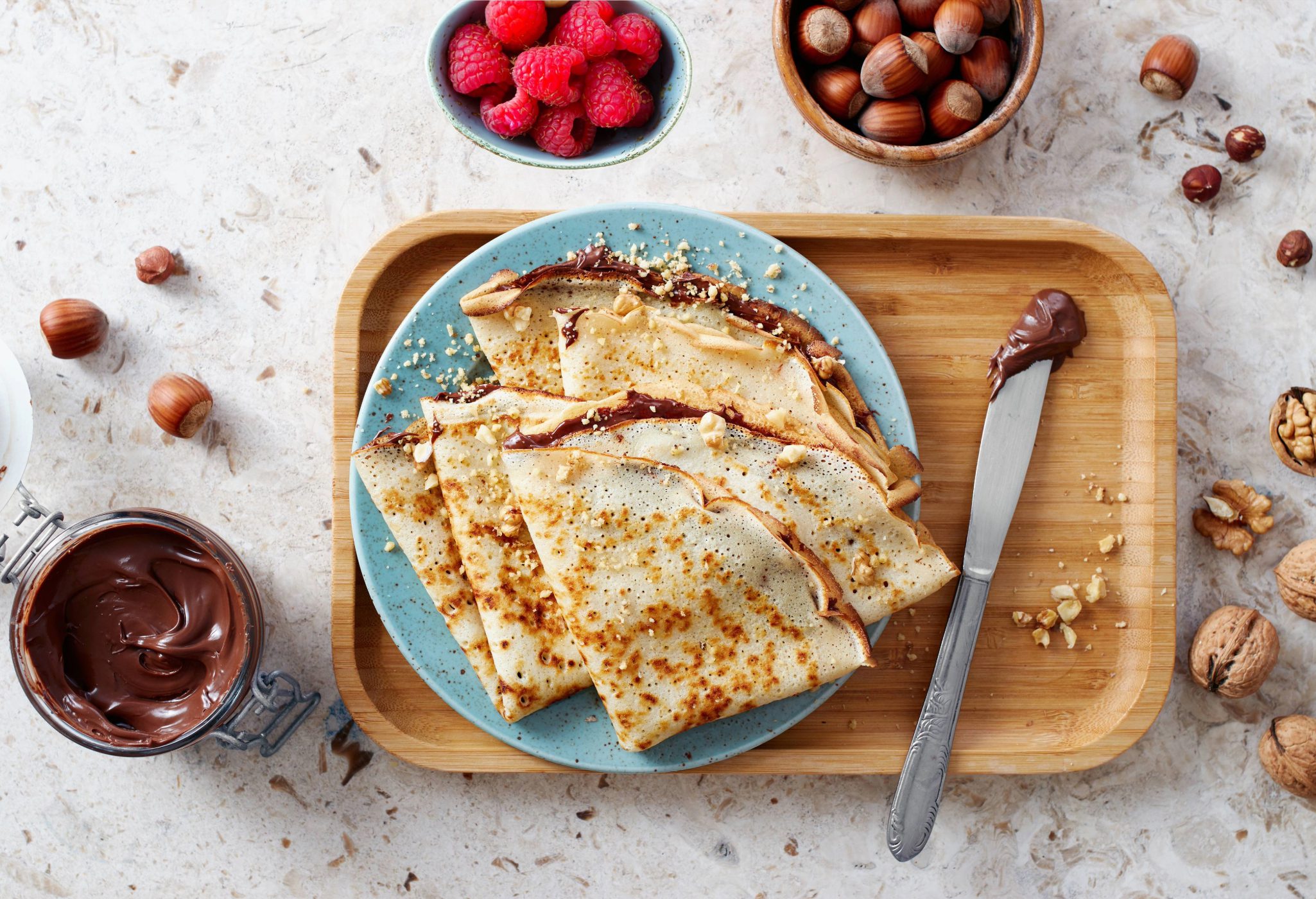 Crêpes au chocolat et aux noisettes avec framboises