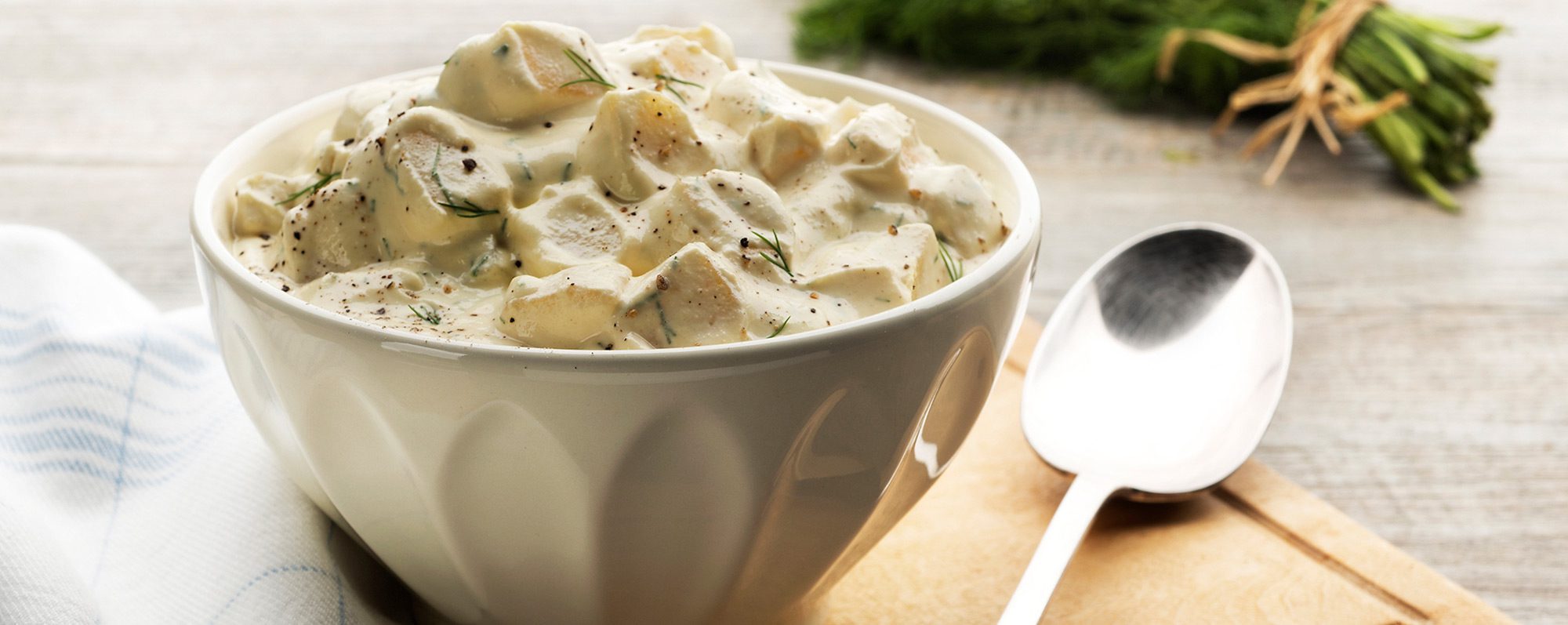 Salade de patates et sa sauce au yaourt grec