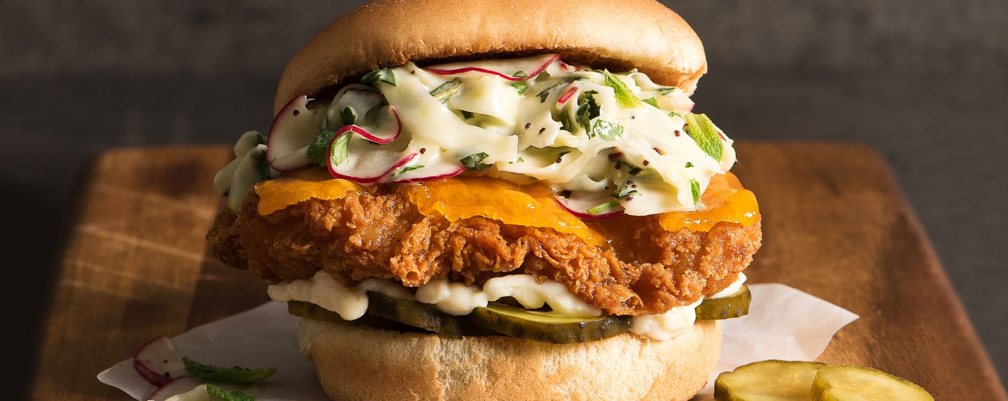 Sandwich au poulet croustillant avec salade de fenouil aux agrumes