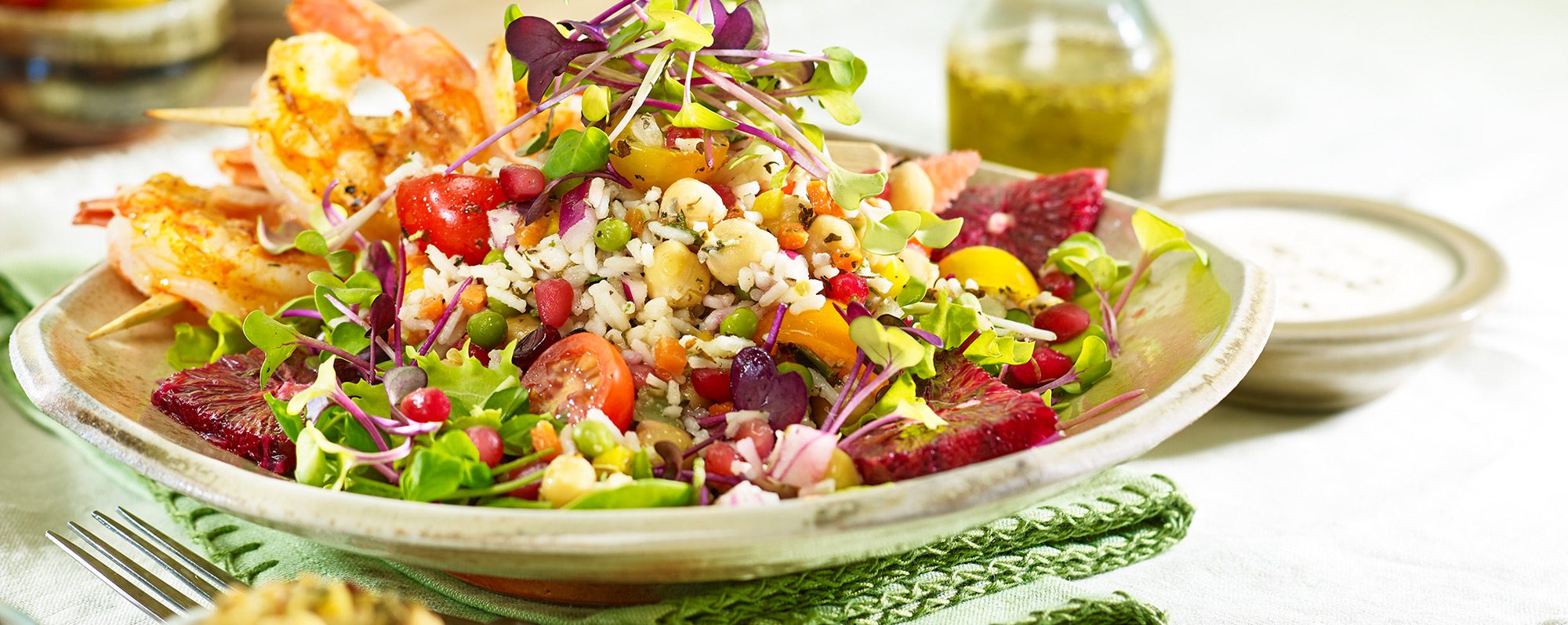 Riz aromatisé aux herbes et à  l’ail avec salade et légumes