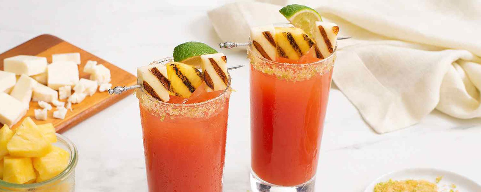 Bloody Caesar à  l’ananas avec halloumi grillé